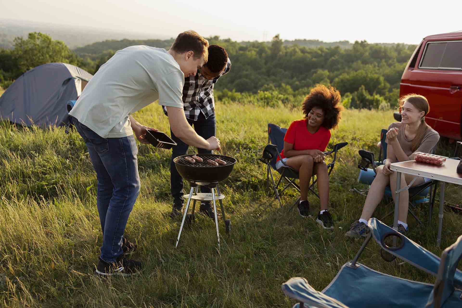 Cuisiner en plein air lors d'un camping vert