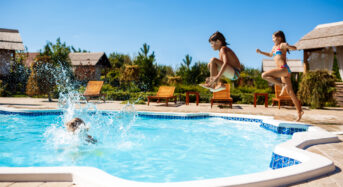 Yeux rouges à la piscine : ce n&rsquo;est pas le chlore mais les chloramines