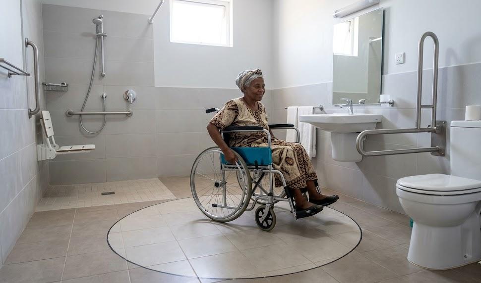 Accessibilité salle de bain : les dimensions minimales à respecter