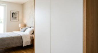 Charnières invisibles pour porte battante de dressing moderne