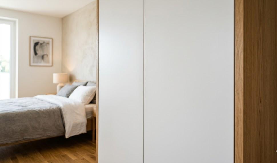 Charnières invisibles pour porte battante de dressing moderne