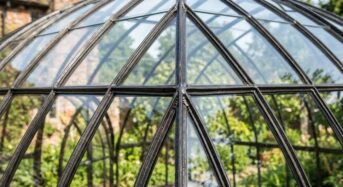 La finesse des soudures sur une verrière artisanale