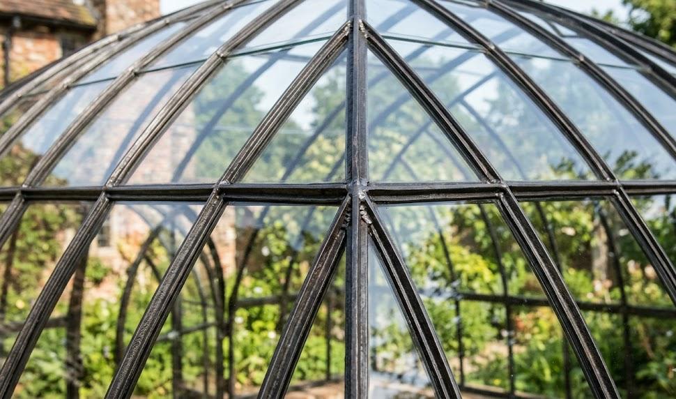 La finesse des soudures sur une verrière artisanale