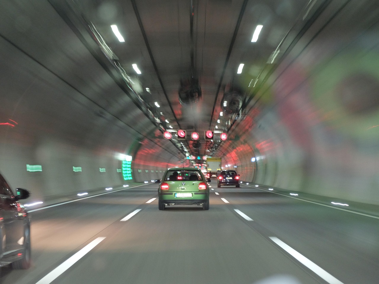 découvrez l'importance des marquages de voies d'urgence sur autoroute pour assurer la sécurité et faciliter l'intervention rapide des secours.