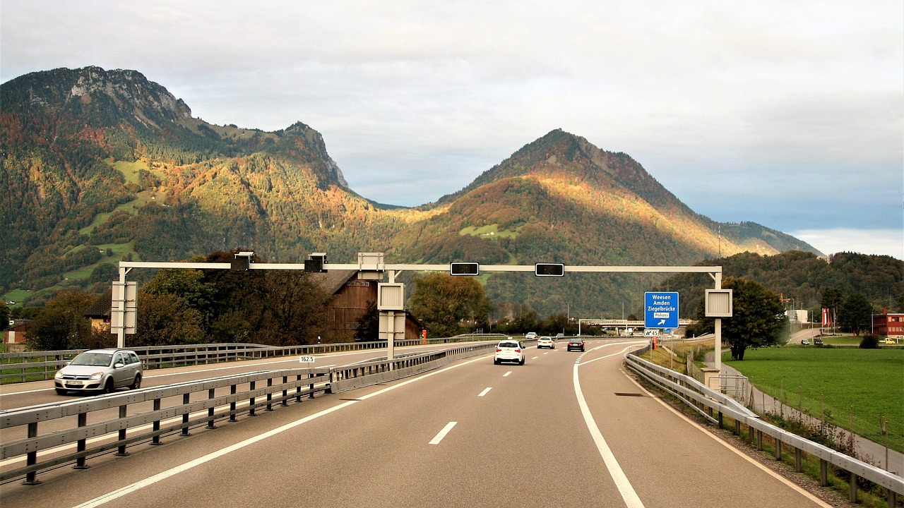 découvrez l'importance des marquages de la bande d'urgence sur autoroute pour améliorer la sécurité routière et faciliter l'intervention des secours en cas d'urgence.