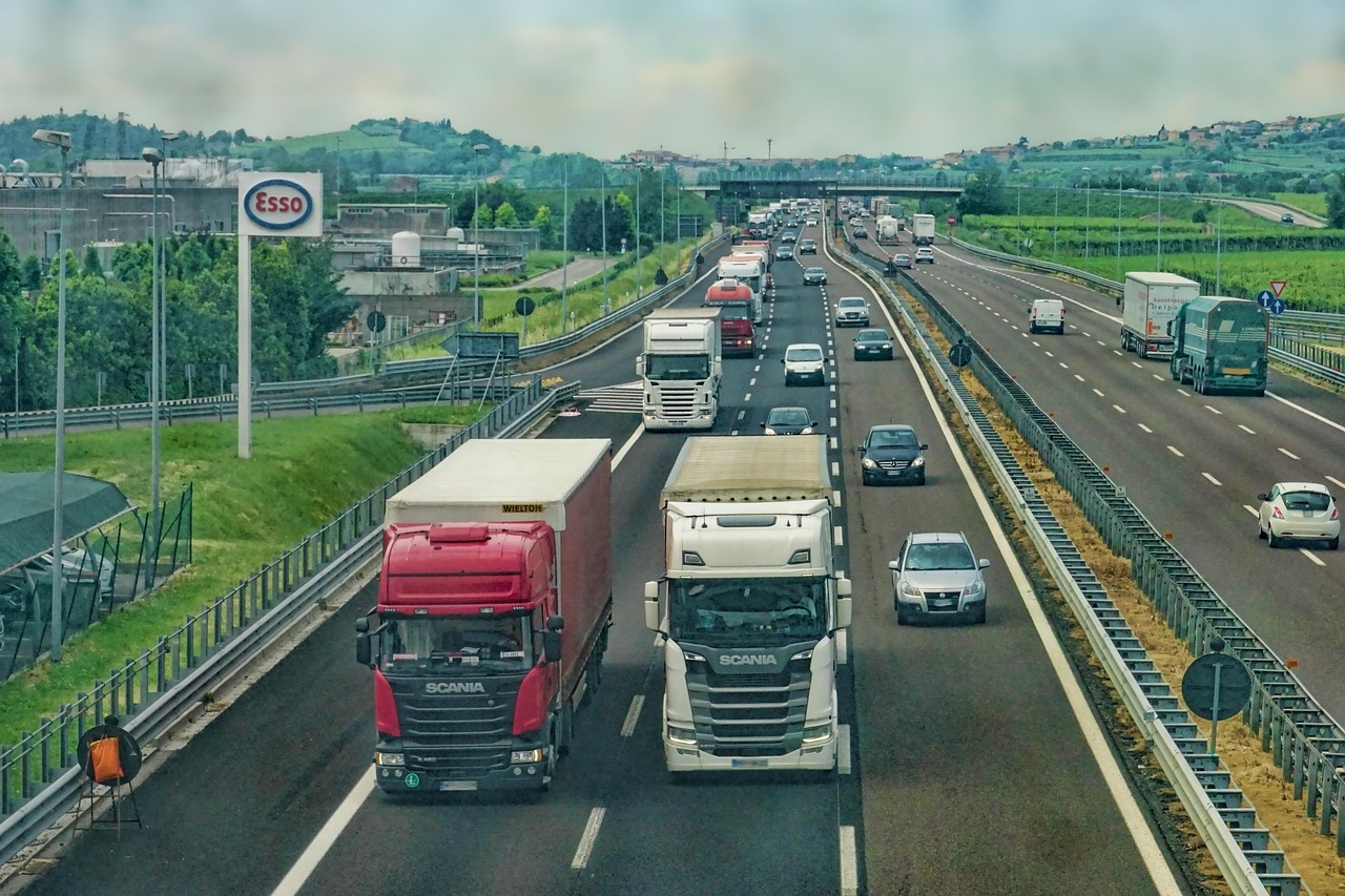 découvrez l'importance des marquages d'urgence sur les voies rapides pour garantir la sécurité en cas d'incident et faciliter l'intervention des secours.